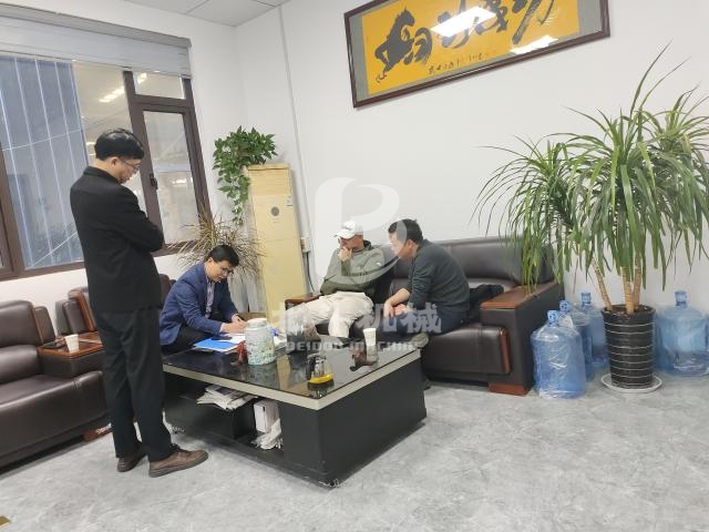 客戶親臨現(xiàn)場,感受我司工業(yè)烘干機的高效生產力